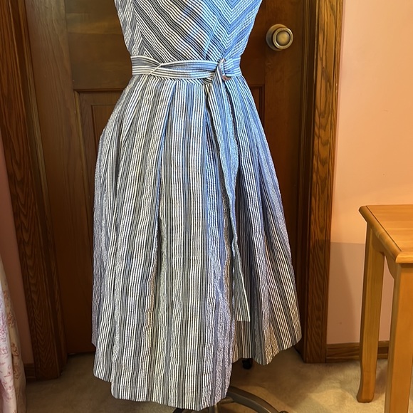 EUC WHBM  Blue & White Seersucker Dress Size 2 with pockets - Picture 4 of 14